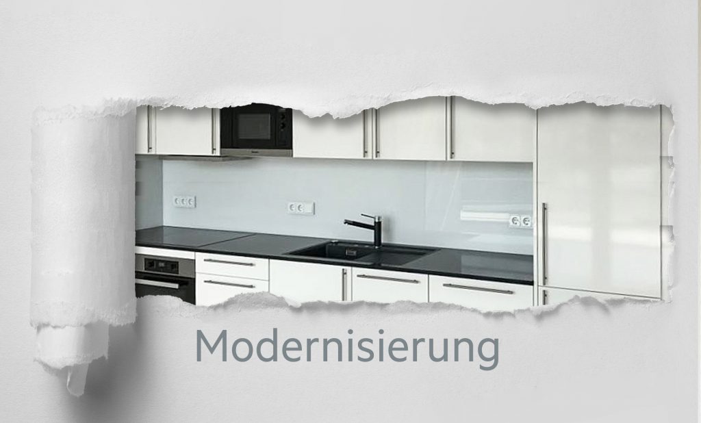 Aufgerissene Tapete, dahinter erscheint eine neue weiße Küche mit schwarzer Arbeitsplatte. Es geht um Küchenmodernisierung.