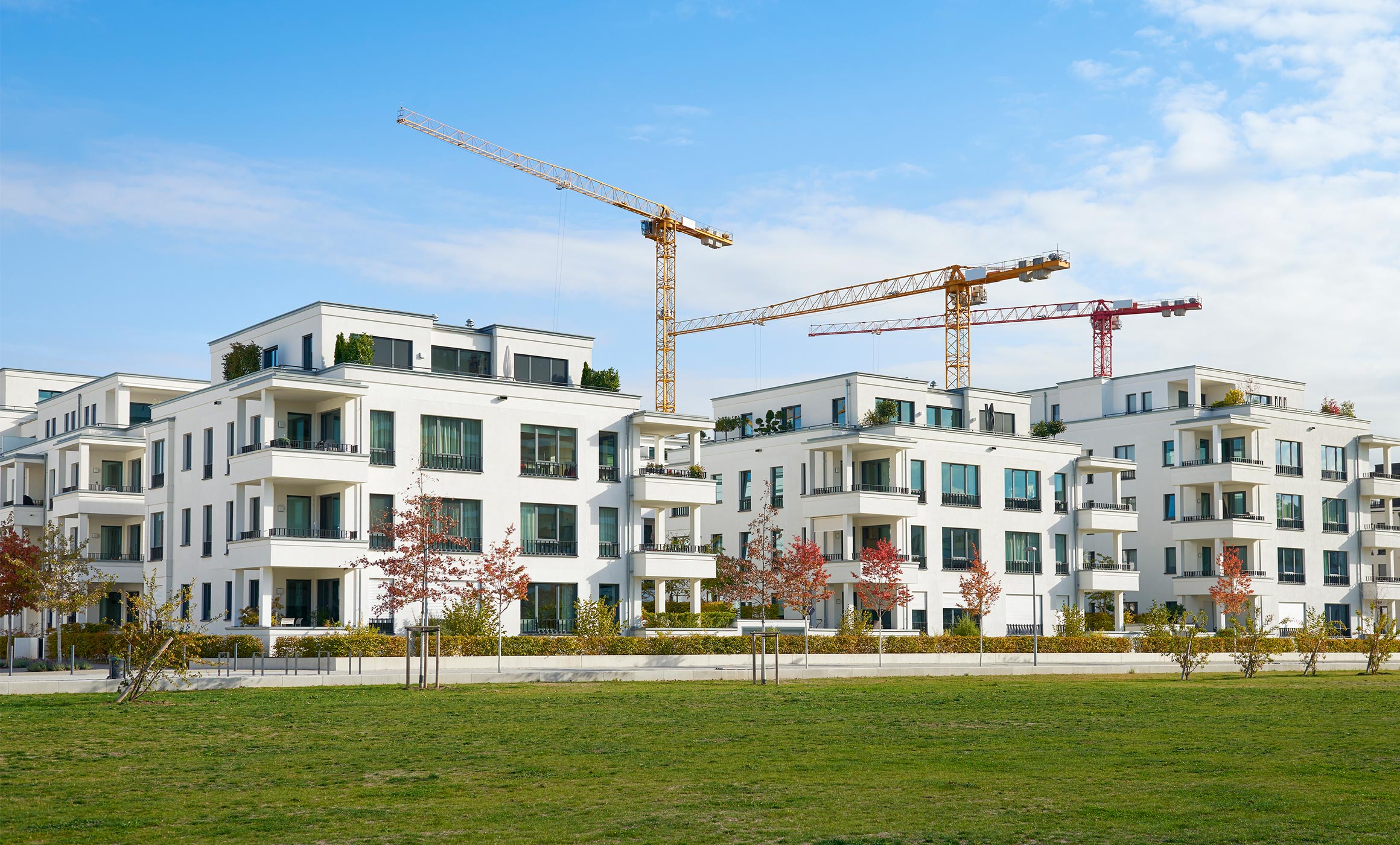 Wohnungsbau, neue Gebäude mit Kränen im Hintergrund, Küchenlieferung Hummel Küchenwerk