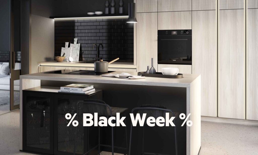 Kontrastreiche Küche mit hellem Holz und schwarzen Schrankelementen geplant. Im Vordergrund eine Kücheninsel an der schwarze Barstühle vor einer schwarzen Front stehen. Im Hintergrund eine Schrankzeile aus hellem Holz mit hochgebautem, schwarzen Backofen. Links davon ist eine Arbeitsfläche mit einer schwarzen, gläsernen Nischenrückwand geplant. Helle und dunkle Elemente sind im Verhältnis harmonisch geplant.