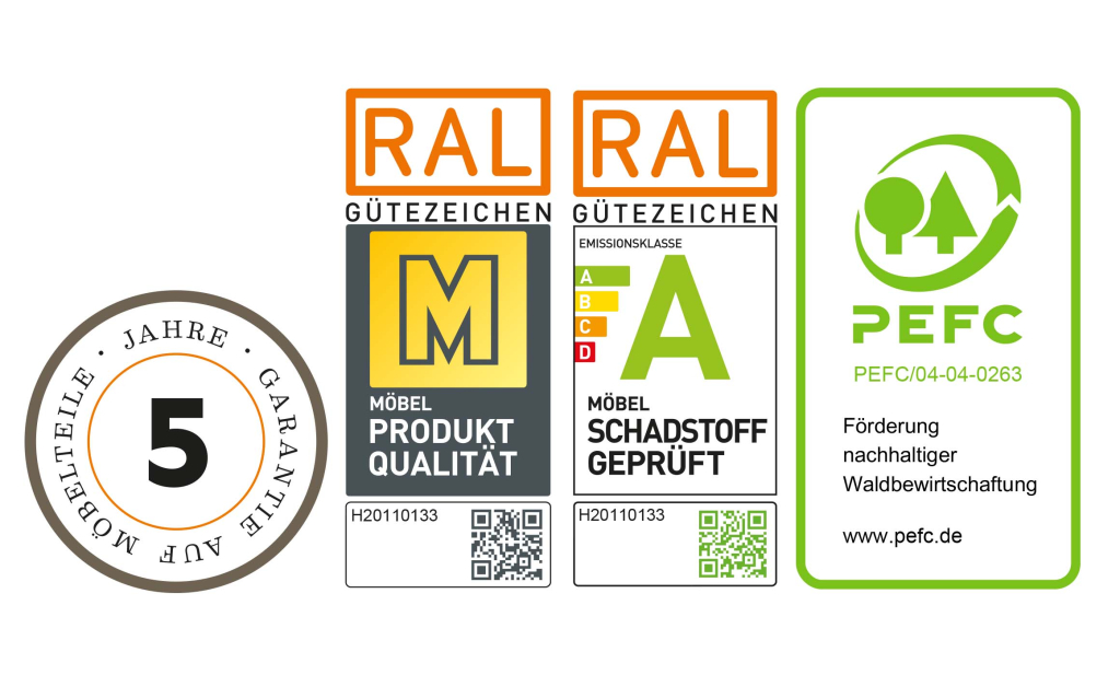 PEFC Zertifizierung, das goldenen M, Emissionslabel Güteklasse A und ein Signet für die 5-Jahres-Garantie sind zu sehen. Alles von der Firma Hummel Küchenwerk.