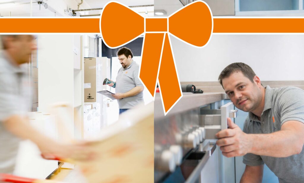 Zu sehen sind zwei Aktionen, die die Lieferung und die Montage einer Küche darstellen. Darüber ist eine Schleife platziert. Diese soll darstellen, dass die beiden Serviceleistungen während eines Aktionszeitraumes gratis sind.