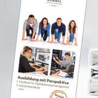 Titel_Ausbildung_Flyer 2026 Titelbild des Flyers für zwei Ausbildungsberufe. Bilder zeigen Junge Leute in Startposition und bei der Arbeit als Industriekauffrau sowie als Digitalisierungskaufmann.