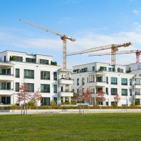 Wohnungsbau, neue Gebäude mit Kränen im Hintergrund, Küchenlieferung Hummel Küchenwerk
