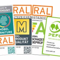 Hummel Kuechen Zertifikate 4 Es sind vier Logos von Qualitätssiegeln zu sehen. Von links nach rechts: RAL Made in Germany, RAL das Goldene M, RAL Emissionsklasse A, PEFC